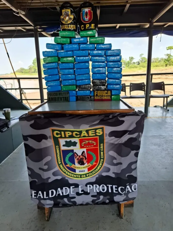 Base Arpão 1: Cadela policial encontra 60 quilos de cocaína escondidos em mala