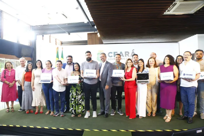 Valorização da educação: Governo do Ceará entrega mais de 2 mil notebooks para professores da rede estadual