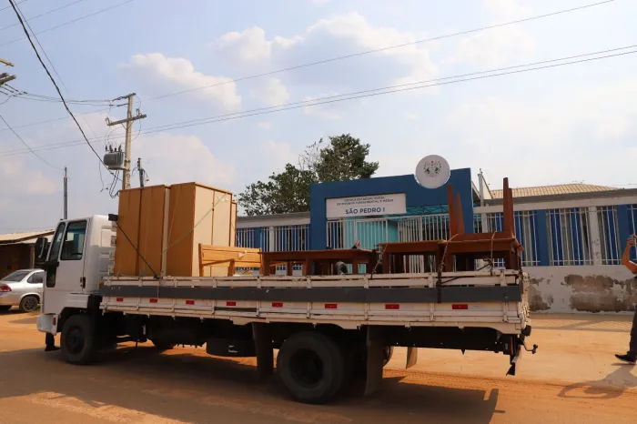 Governo entrega mobiliários em escolas rurais de Rio Branco