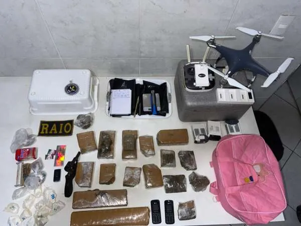 Em Itaitinga, CPRAIO apreende arma, mais de 5kg de drogas, drone e material para o tráfico