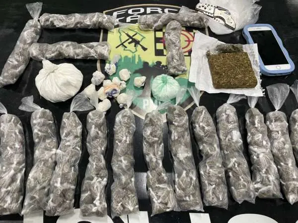 Suspeita é presa pela PMCE com mais de 425 trouxinhas de maconha prontas para o tráfico de drogas no Vicente Pinzón