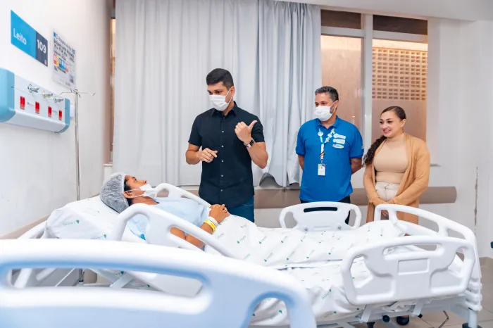 - Secretário Tiago Fernandes dialogou com os pacientes no segundo dia do mutirão de cirurgias noturnas (Foto: Israel Pontes)