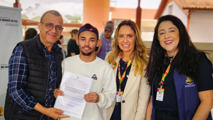 O titular da Sehab, Carlos Gomes, participou do evento de entrega na Emef Suely Silveira Soares -Foto: Gabriel Dias/Ascom Sehab