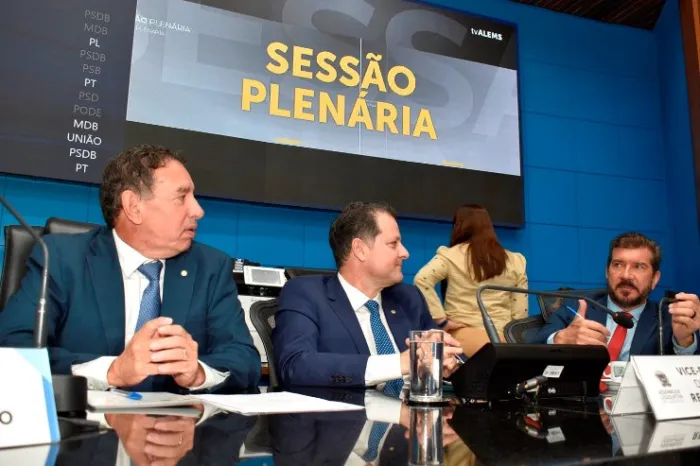 Sessão ordinária é realizada no plenário a partir das 9h e é aberta à imprensa e à participação de toda sociedade