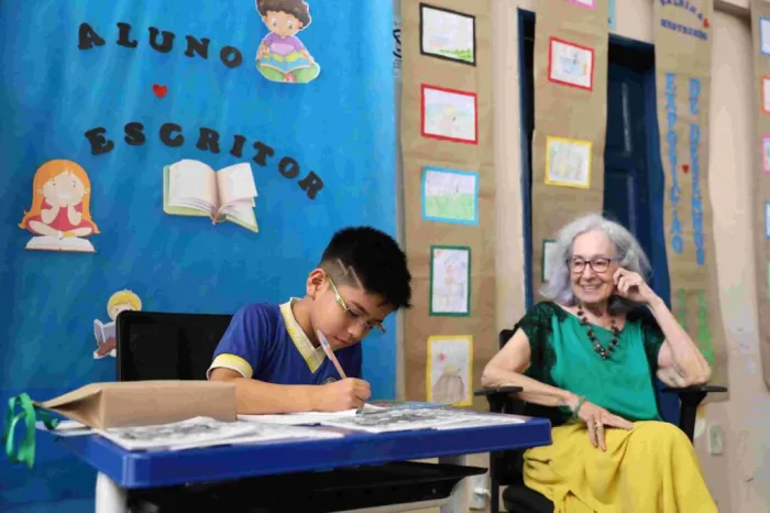 Escola estadual promove Semana Literária e roda de conversa com a escritora Leyla Leong