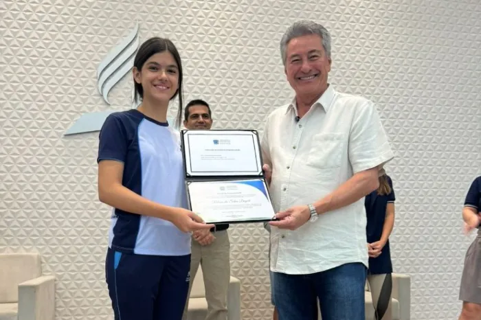 Hashioka parabenizou Rebeca pelo seu desempenho excepcional e ressaltou a importância do hábito da leitura