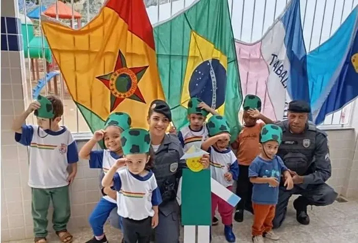 Militares da 15ª CIA IND visitam escola em Mimoso do Sul em comemoração ao Dia do Soldado