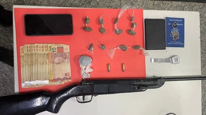 15ª Cia independente apreende armas, drogas e munições em Atílio Vivácqua