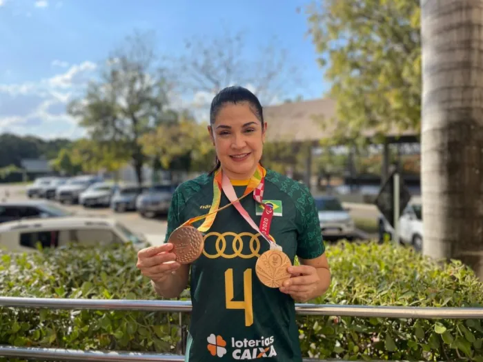 Adria Jesus exibe as medalhas, fruto de dedicação e resiliência, enquanto se prepara para as Paralímpiadas de Paris 2024 (Foto: Juliana Saran/Agir)