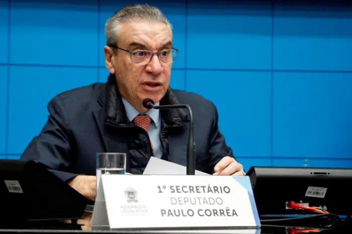 Deputado Paulo Corrêa durante sessão plenária; parlamentar é o autor da proposta 
