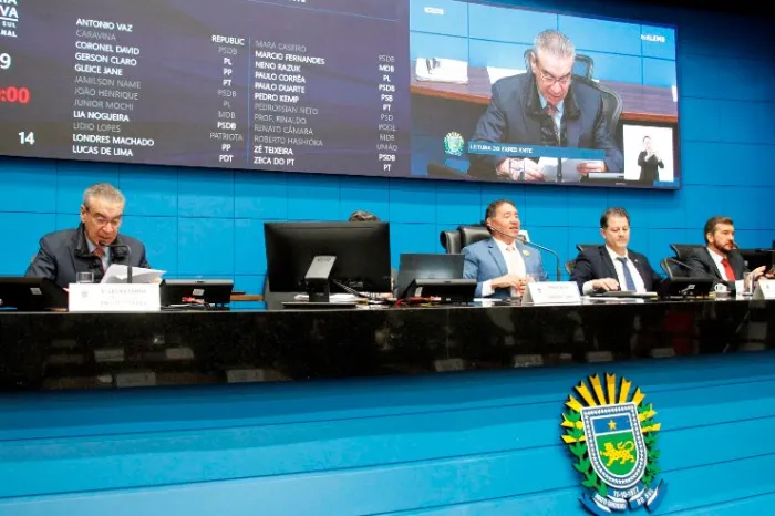 Os projetos enviados pelos outros Poderes são lidos no Expediente pelo 1º secretário da ALEMS, deputado Paulo Corrêa