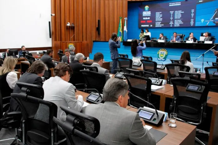 As sessões plenárias acontecem nas terças, quartas e quintas-feiras no Plenário Júlio Maia