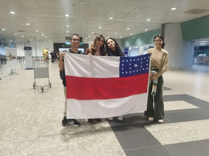 Alunos do Colégio Militar da Polícia Militar do Amazonas embarcam para participarem da Olimpíada de Matemática, em São Paulo