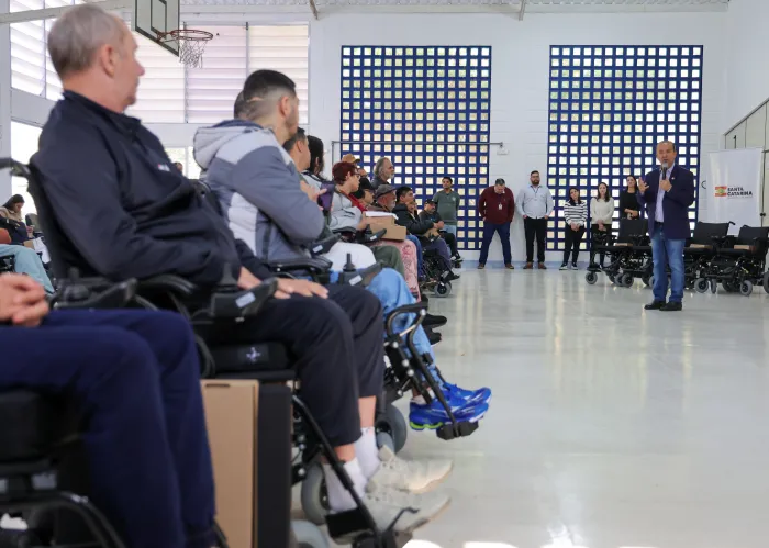Governo do Estado entrega cadeiras de rodas motorizadas a pacientes do SUS
