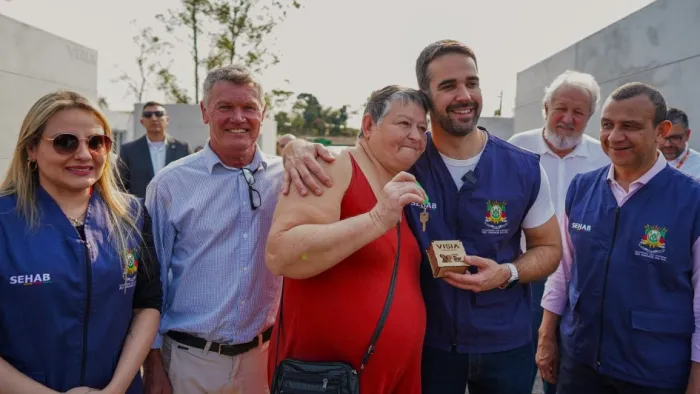 As famílias beneficiadas receberam as chaves das mãos do governador Eduardo Leite -Foto: Maurício Tonetto/Secom