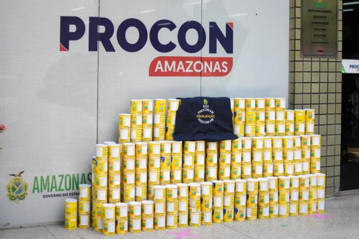 Após denúncias, Procon-AM apreende 452 latas de leite em pó adulteradas na zona norte de Manaus