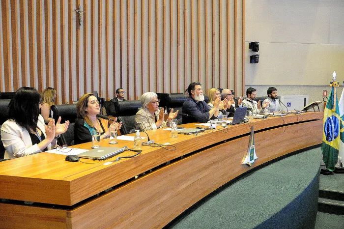 Universitários participam de comemoração ao Dia do Biólogo