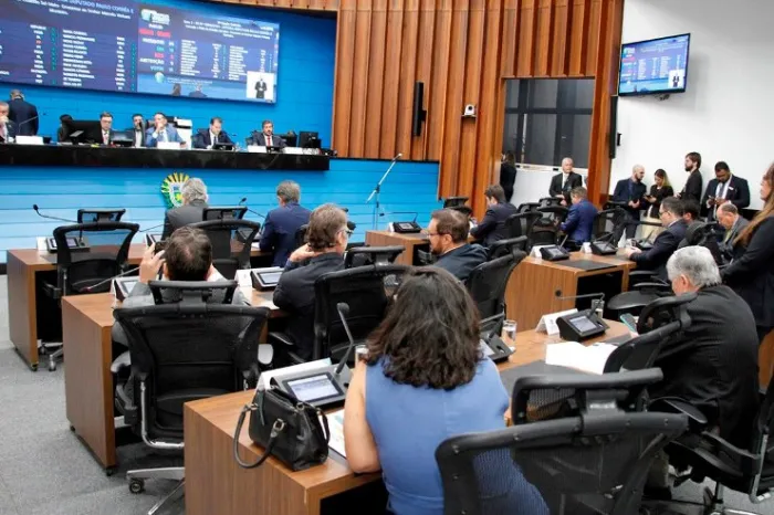 A sessão é transmitida ao vivo pelos canais de comunicação da Casa de Leis e pode ser acompanhada presencialmente