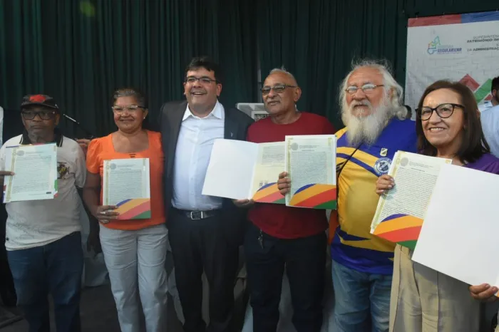 Governador entrega registros de imóveis no Mocambinho e anuncia meta de 50 mil moradias regularizadas