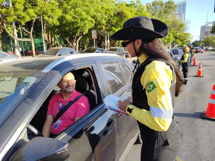 Detran-CE realiza operação “tô de cinto, tô seguro” na avenida Desembargador Moreira, em Fortaleza