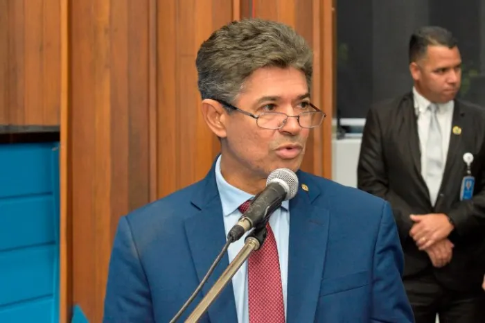 Professor Rinaldo Modesto durante sessão plenária; parlamentar é o autor da proposta 