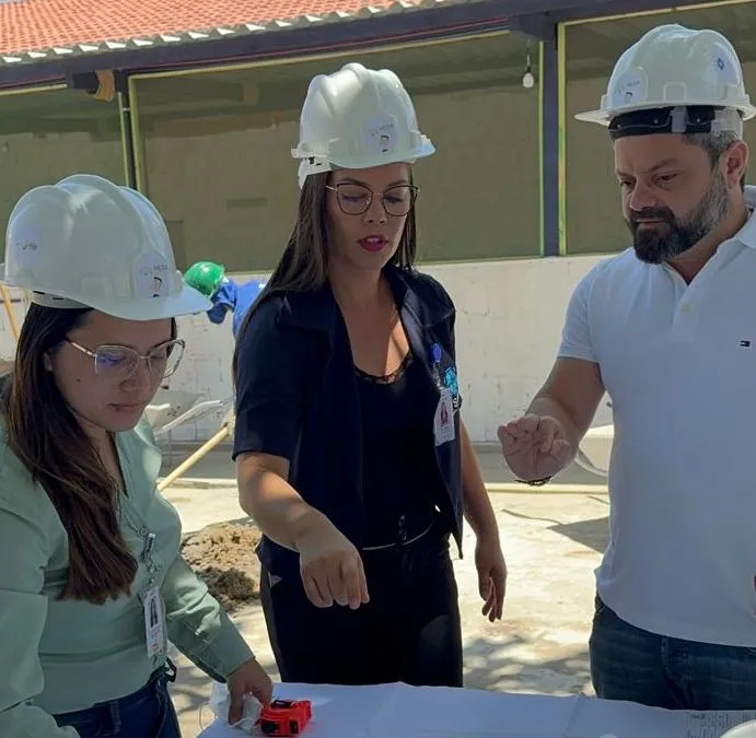 Em Parnaíba, secretário de Governo visita obras no Hospital Dirceu Arcoverde