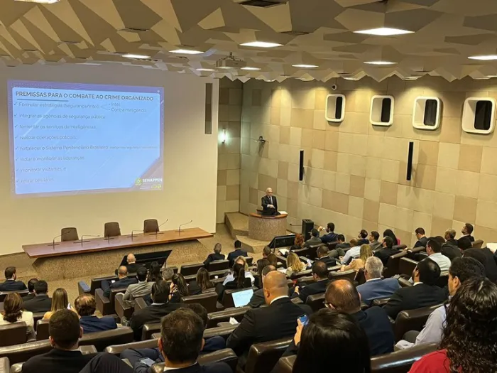 Palestra de André Garcia destaca ações da SENAPPEN no enfrentamento às organizações criminosas