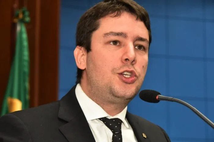Deputado João Henrique durante sessão plenária; parlamentar protocolou duas propostas nesta terça-feira
