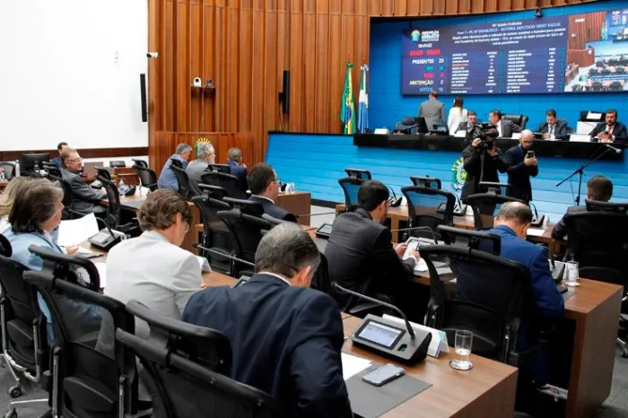 A sessão é transmitida ao vivo pelos canais de comunicação da Casa de Leis e pode ser acompanhada presencialmente
