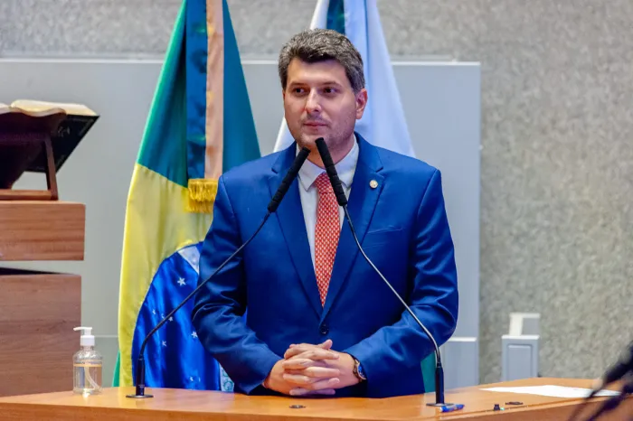 Pedrosa repudia violência contra gari em metrô do DF