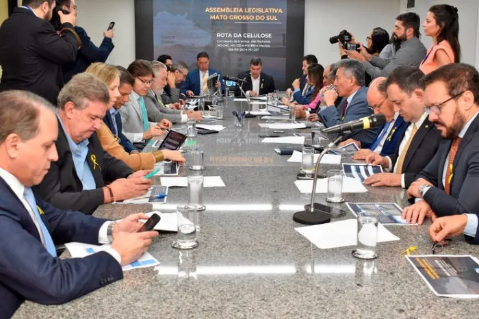 O governador Eduardo Riedel apresentou aos deputados o projeto Rota da Celulose, que inclui os principais corredores pavimentados que ligam Campo Grande ao Estado de São Paulo