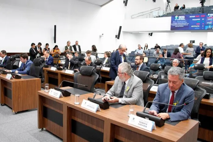 Projetos serão analisados e votados pelos parlamentares durante sessão plenária, que tem início às 9h com transmissão ao vivo