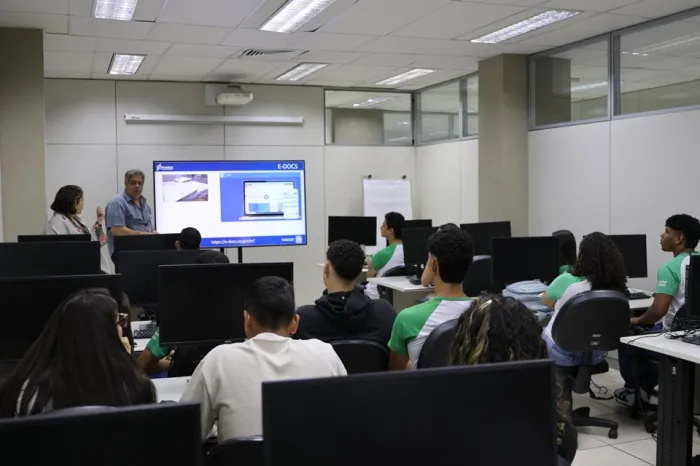 Estudantes de escola estadual de Ecoporanga fazem visita técnica ao Prodest