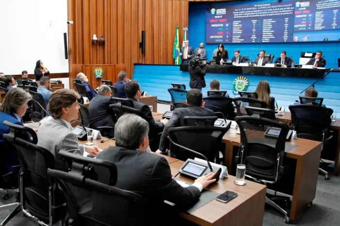 A sessão é transmitida ao vivo pelos canais de comunicação da Casa de Leis e pode ser acompanhada presencialmente