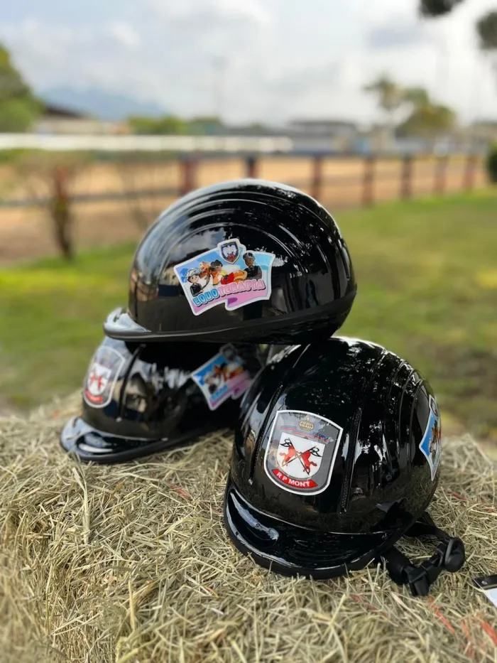 Polícia Militar realiza entrega de capacetes aos praticantes de Equoterapia