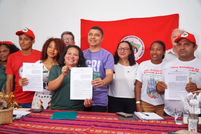 Governo formaliza contratos do Procaf na Feira Estadual da Reforma Agrária promovida pelo MST