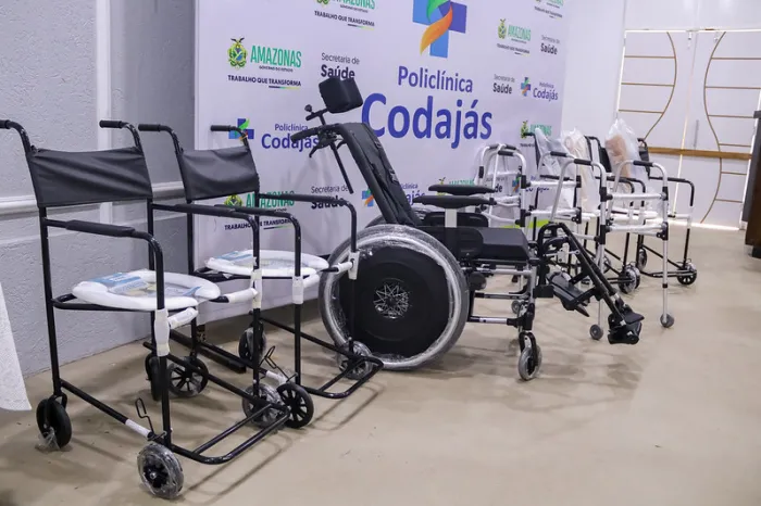 Governo do Amazonas entrega equipamentos especiais de locomoção para pacientes da Policlínica Codajás