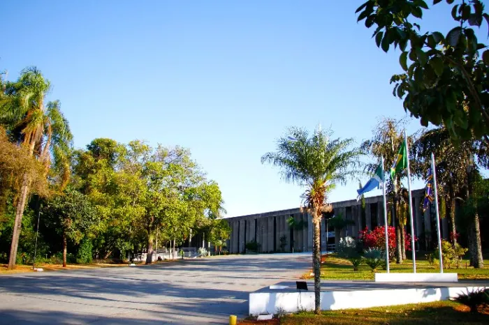 A Assembleia Legislativa está situada na Avenida Desembargador Nunes da Cunh, bloco 9 do Parque dos Poderes, no Jardim Veraneio