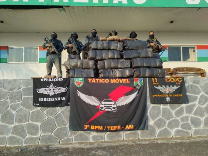 SSP-AM apreende 362 kg de drogas em embarcação após confronto com narcotraficantes no Rio Solimões