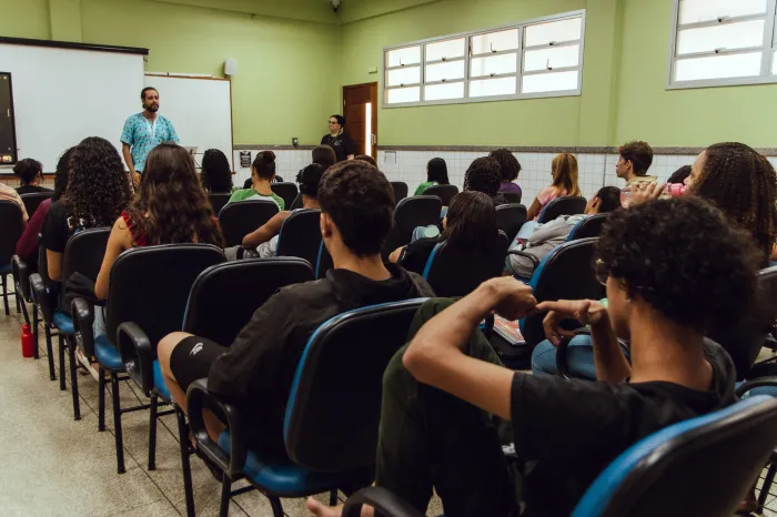 Alunos da Escola Nelson Vieira Pimentel participam de formações sobre música e vídeos para celular