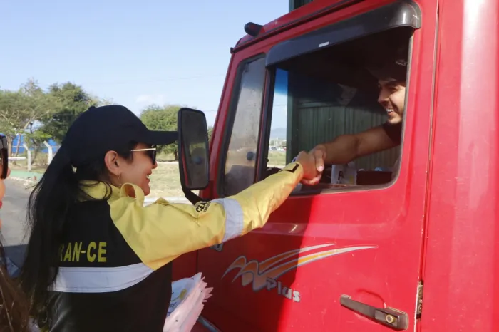 Ceasa-CE e Detran-CE homenageiam caminhoneiros com ações educativas