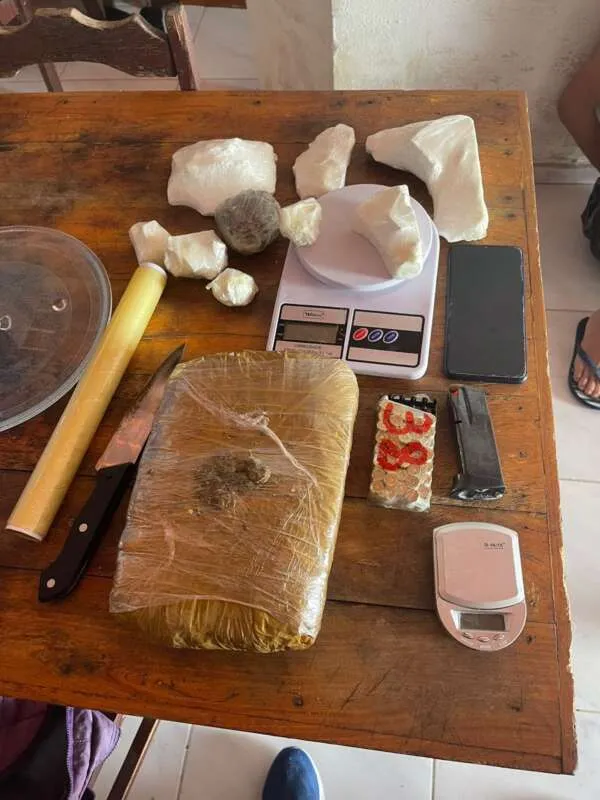 Suspeito de homicídio é capturado em posse de munições e quase 2 kg de drogas em Quixadá