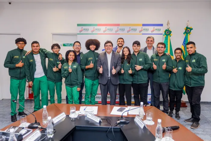 Governador entrega kits Seduckathon a estudantes piauienses que farão intercâmbio nos EUA