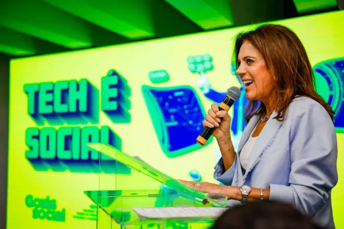 Primeira dama Gracinha Caiado durante anúncio de pacote de projetos de lei que vão beneficiar os alunos das Escolas do Futuro (Foto: Romullo Carvalho)