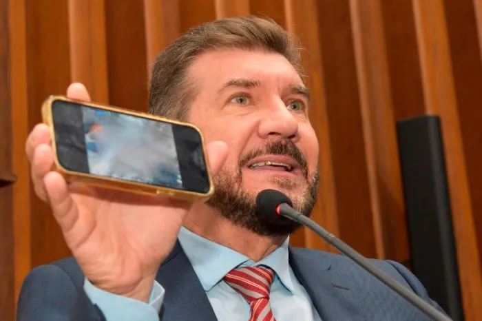 Kemp iniciou debate e mostrou fotos do conflito, lamentando morte de indígena guarani