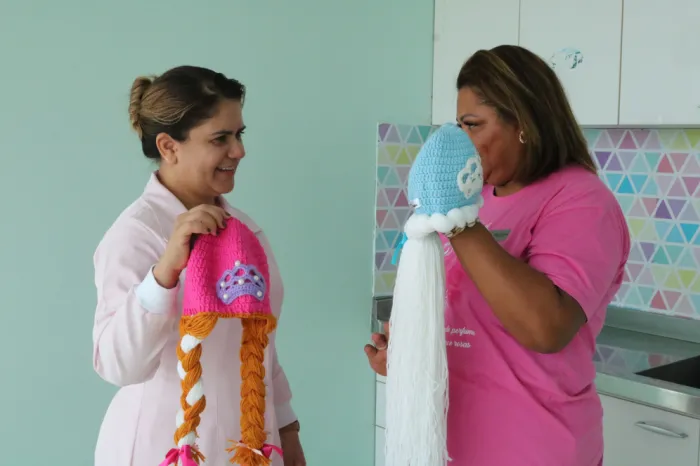 Crianças em tratamento na FCecon recebem toucas de heróis e princesas