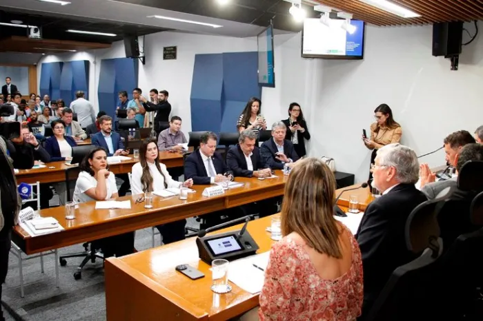 Reunião, com presença do governador Eduardo Riedel, de ministros, bancada federal e deputados estaduais, tratou sobre a situação dos agricultores familiares