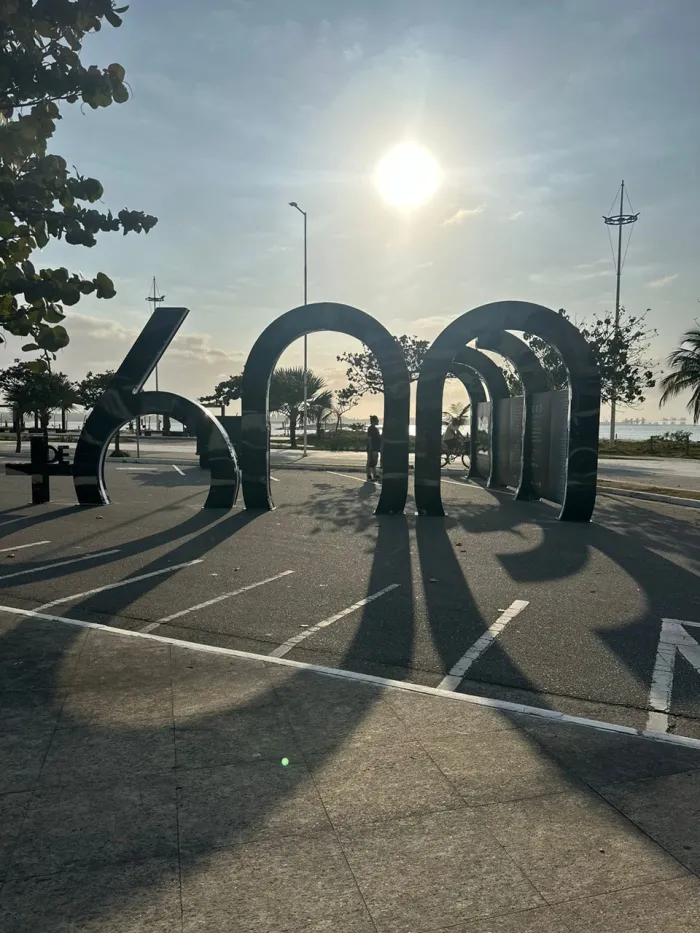 Monumento interativo na Orla de Camburi chama atenção para alto número de mortes no trânsito