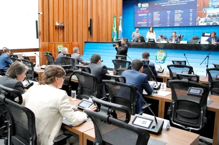 Sessão ordinária é realizada no plenário a partir das 9h e é aberta à imprensa e à participação de toda sociedade
