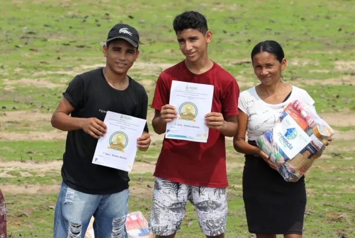 Governo do Amazonas inicia distribuição de material do “Aula em Casa” e de kits do ‘Merenda em Casa’